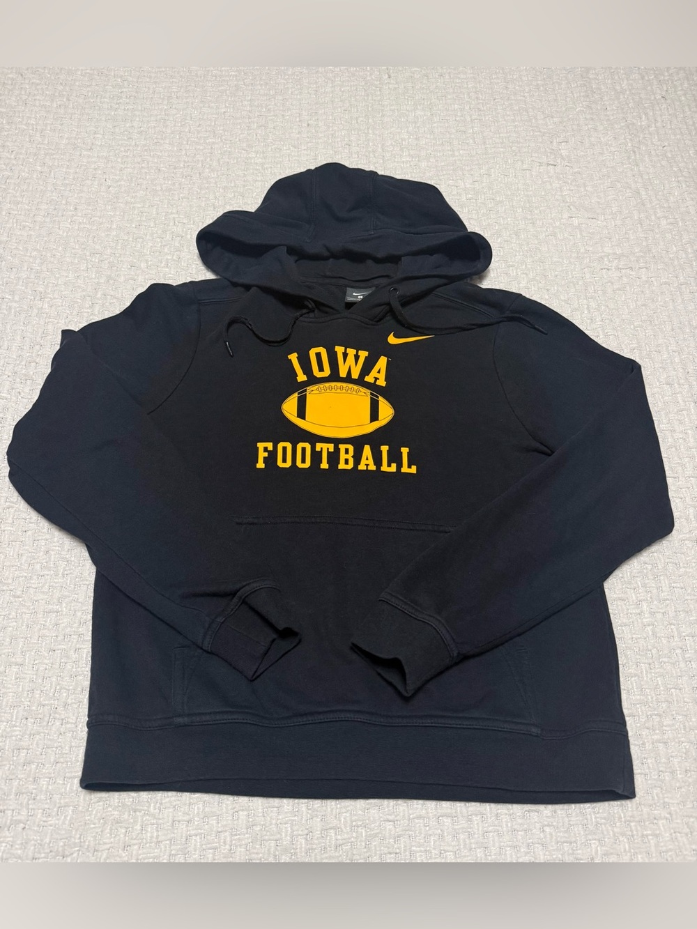 Nike Iowa Hawkeye football pullover, men’s small.
Excellent condition!